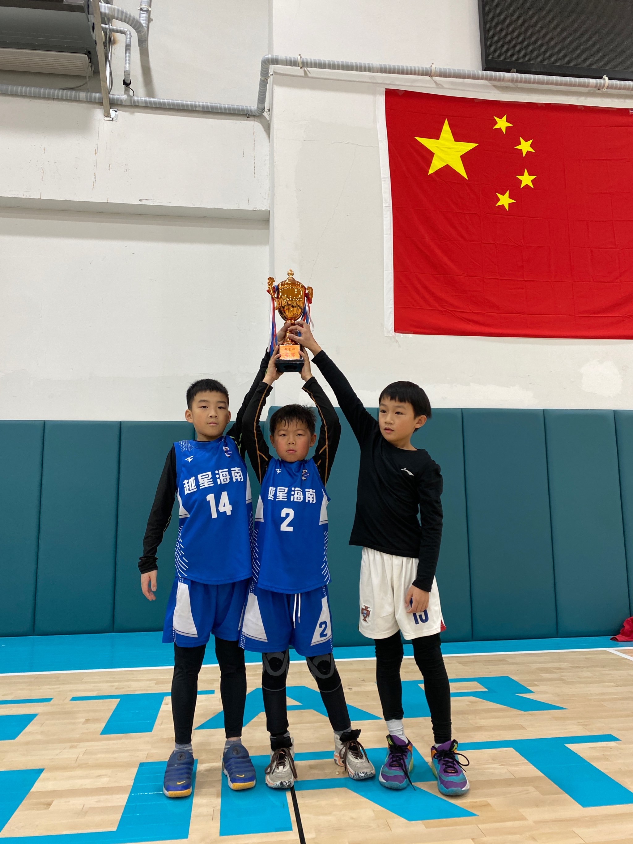 队员表现稳定，积极拼抢球权